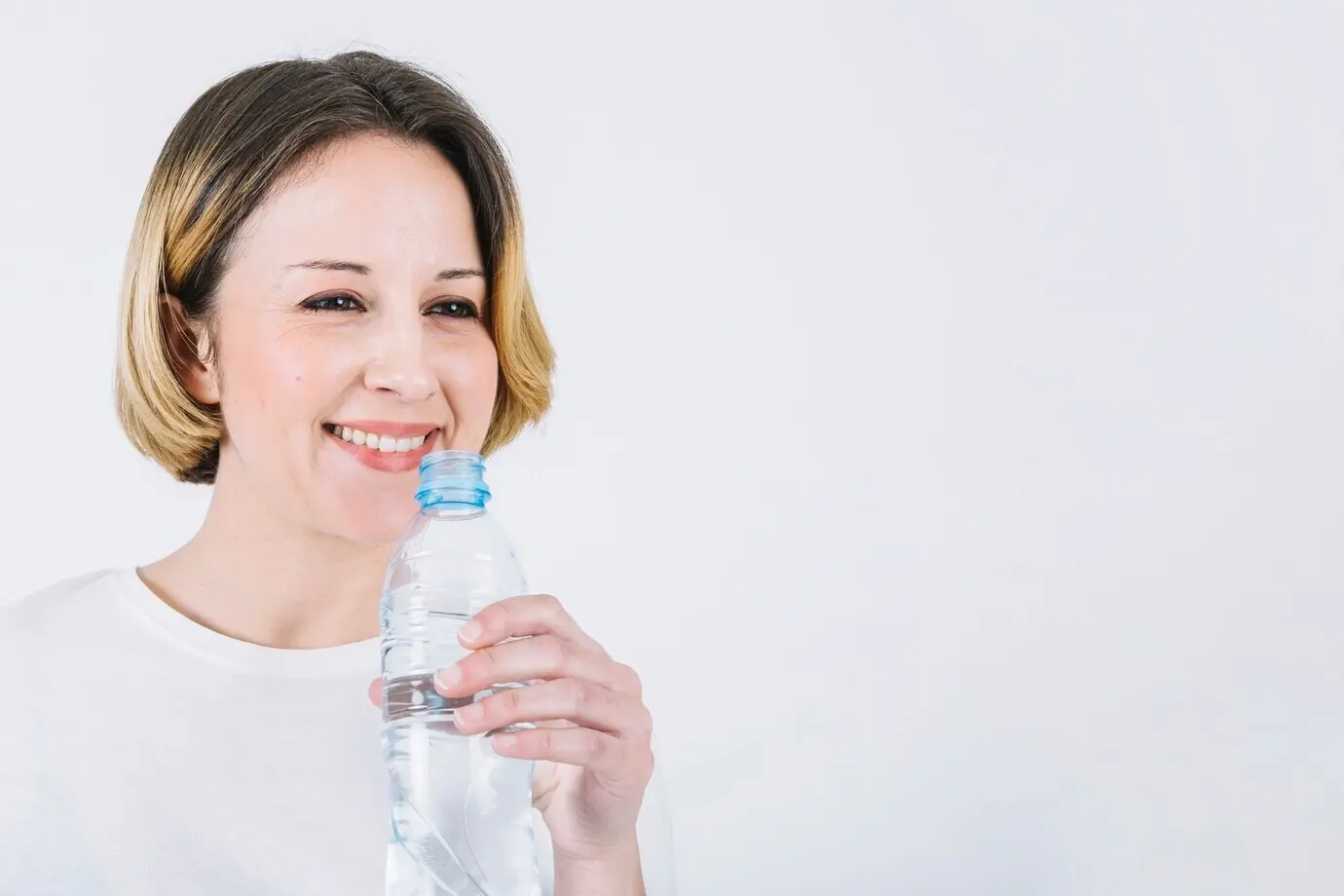 Süße Frau mit Wasserflasche